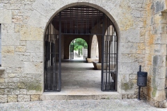 The players that Arya joined performed on the right side of this underpass, facing out to the courtyard. If you watch the scene, you can see the two arches at right in the background.